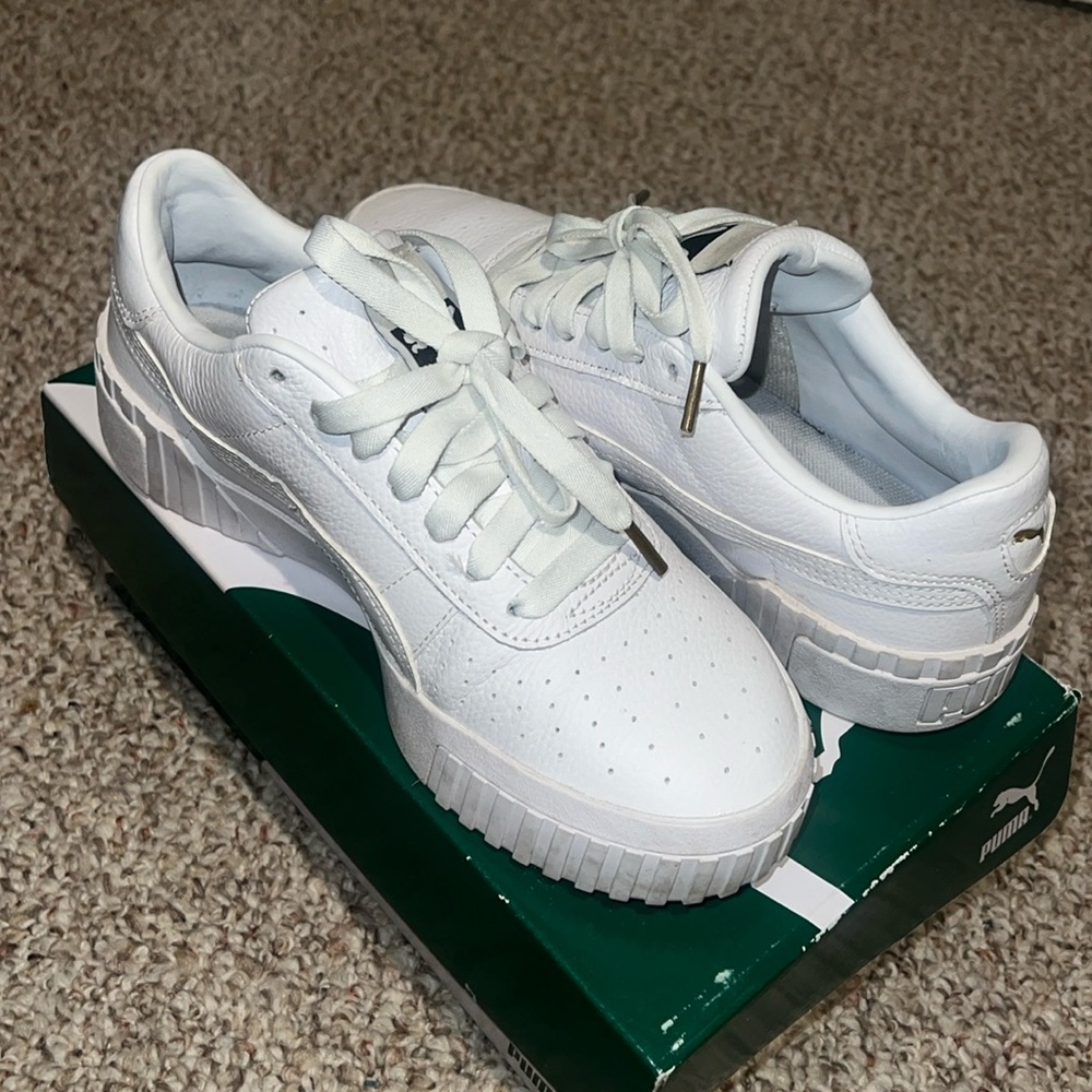 PUMAS: Woman’s Sneakers